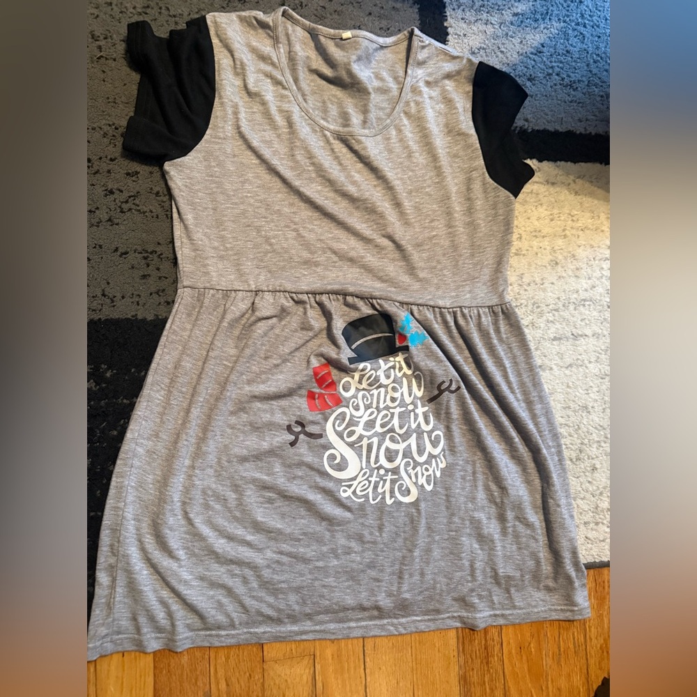 NWOT- Holiday Maternity Top Short Sleeve Tee Medium